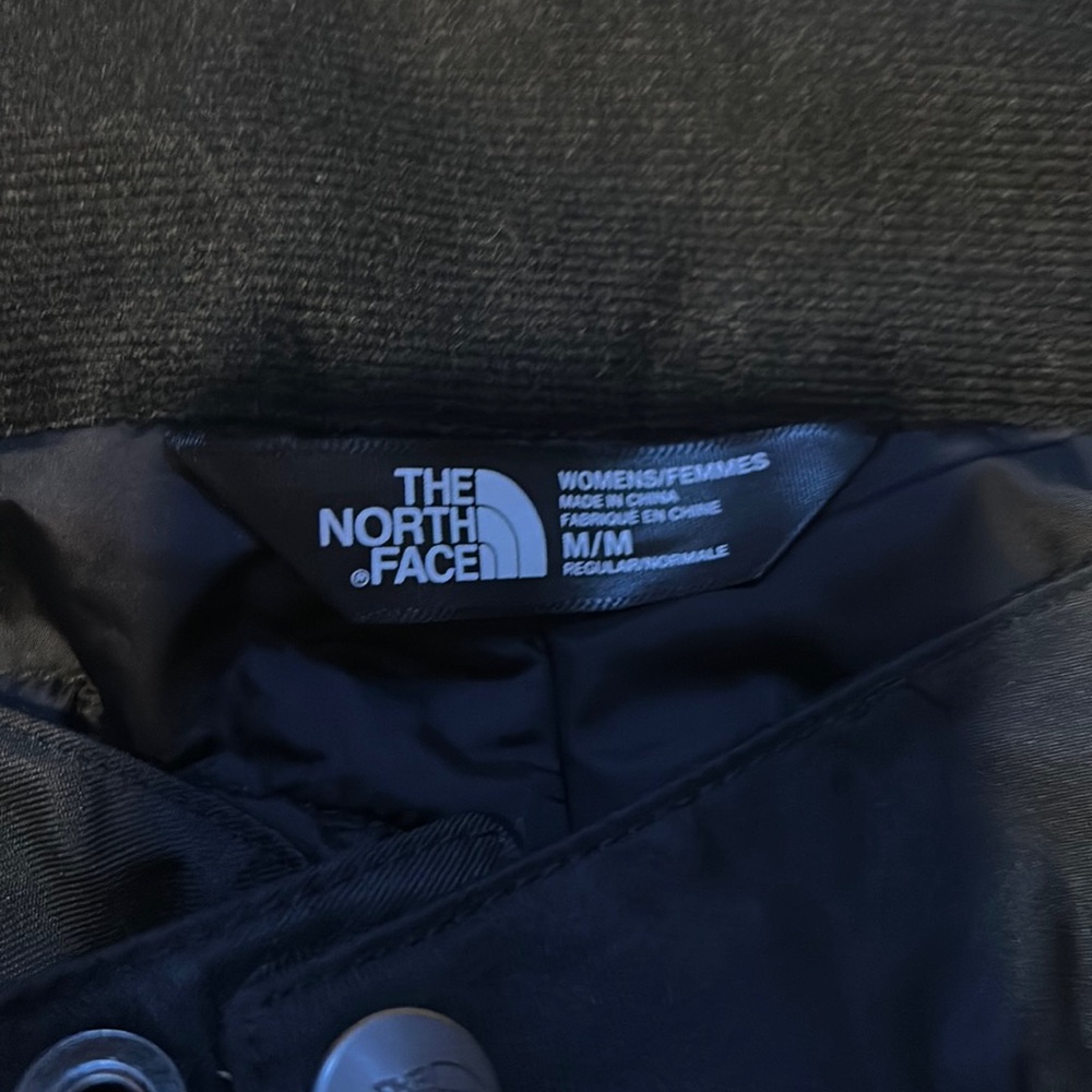 A brand new pair of The North Face snow/ ski pants. Only worn once. Black color
